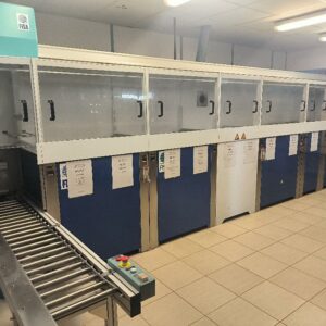 Ligne industrielle de nettoyage par ultrasons de marque FISA, modèle LR+AA+RP+E 40+R02, avec convoyeur et plusieurs postes de traitement automatisés, destinée au nettoyage de prothèses. Salle devant la porte du quai : 1 unité (Attention 1 bloc risque d'être récupéré). Enlèvement à partir du 19 novembre 2026