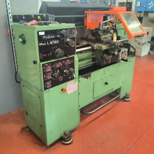 Tour conventionnel pour usinage de pièces mécaniques de marque PINACHO modèle L-8/180. Machine entièrement mécanique adaptée aux travaux de reprise et de maintenance. 135 x 174 x 100 cm.