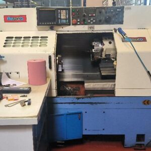 Tour CNC à banc incliné de marque Bemato type TK1203, mandrin 3 mors, commande numérique et carter de protection. Dim : 142 x 110 x 75 cm. On y joint quantité de pièces détachées dans une armoire à 3 étagères et 8 tiroirs. (armoire jointe : 225 x 107 x 75 cm) et documentation. Voir détails sur photos