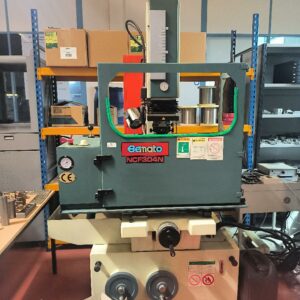 Machine d’électroérosion par enfonçage de marque BEMATO, modèle NCF304N, avec cuve de travail, tête d’électrode et commande de réglage. Fabrication : 2008. Alimentation : 220 V.