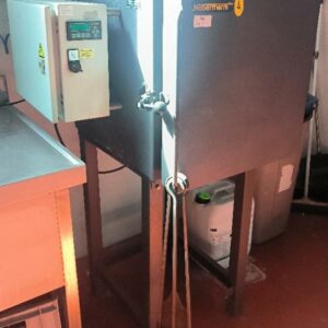 Four de laboratoire à circulation d’air sur son support de marque NABERTHERM, modèle N 30/65A, capacité 30 litres, température maximale : 650 °C. Dim : 130 x 80 x 100 cm.