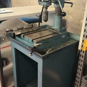 Perceuse à colonne de marque CINCINNATI MILACRON, modèle PE 15, 380 V. Dim : 160 x 64 x 90 cm.
