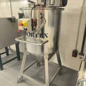 Cuve mélangeuse de marque VORTEX, de type cylindro-conique, en acier inoxydable 304L, avec agitateur motorisé, montée sur châssis mobile à roulettes. (labo)