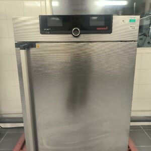Étuve universelle de laboratoire de marque MEMMERT, modèle UF 260plus. 230V. Dim : 119 x 83 x 75 cm. (labo)