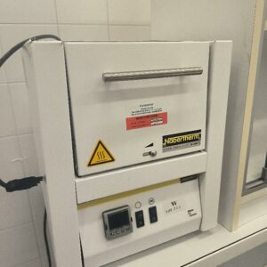 Four à moufle de laboratoire de marque NABERTHERM, modèle LE 2/11 R7, capacité de 2 litres, avec programmateur R7. À faire réparer, résistance HS. (labo)