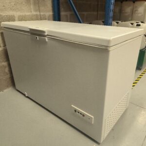 Congélateur coffre de marque WHIRLPOOL, modèle WHM4600 / CO450W, capacité nette de 437 litres. (usures, joint à changer). Dim : 93 x 141 x 73 cm. (stockage labo)