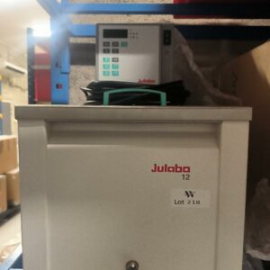 Bain d’huile thermostatique de laboratoire de marque JULABO, modèle F12, avec cuve et régulation électronique de température. (labo)