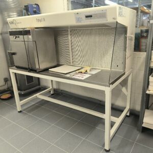 Hotte à flux laminaire horizontal de marque ADS LAMINAIRE, modèle OPTIGEL 18, conforme à la norme ISO 14644, avec plan de travail et filtration. Dim : 166 x 185 x 92 cm. (labo)