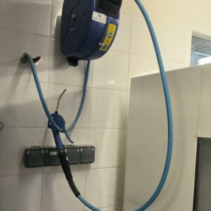 Enrouleur mural de marque PREVOST pour air comprimé, avec tuyau souple bleu et pistolet de distribution. (labo)