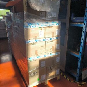 Palette comprenant 5 cartons de pistons de seringue, soit 1 470 pièces, et 14 cartons de seringues à embout long, soit 2 520 pièces.