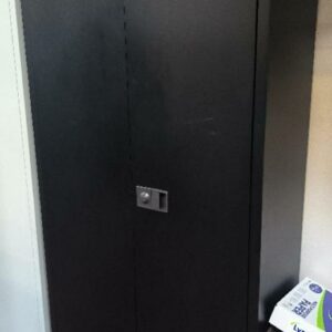 Armoire haute métallique de couleur noire ouvrant par 2 portes battantes. Dim : 180 x 91 x 40 cm.