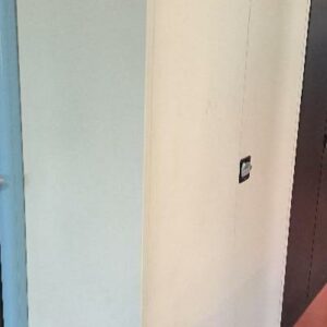 Armoire haute métallique de couleur gris clair ouvrant par 2 portes battantes. Dim : 195 x 120 x 42 cm.
