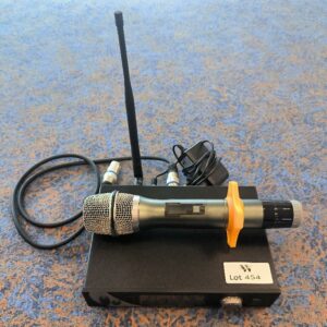 Microphone sans fil avec récepteur, antenne et accessoires de raccordement. Non testé. (2ème étage)