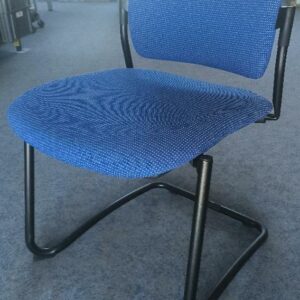 Chaise visiteur de marque Dream designer A.Pinaffo e P. Scagnellato, assise et dossier en tissu de couleur bleu tachetée de petits pois de couleur bleu ciel, piètement en porte-à-faux en métal noir. Dim : 79 x 55 x 50 cm. 10 unités. Vendu à l'unité avec faculté de réunion. (2ème étage - salle de stockage des périmés : 2 unités / 1er étage - salle formation : 6 unités / RDC - salle formation : 2 unités) On y joint 4 chaises visiteur assise et dossier en tissu de couleur bleu tachetée de petits pois de couleur bleu ciel, piètement en porte-à-faux en métal noir. Dim : 90 x 52 x 64 cm.