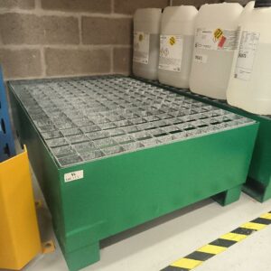 Bac de rétention en acier laqué vert. Dim : 40 x 82 x 125 cm. 5 unités. Vendu à l'unité avec faculté de réunion. (stockage labo)