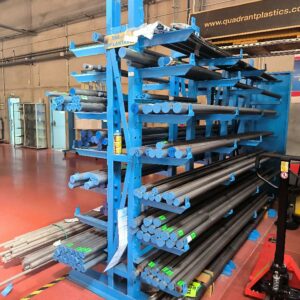 Rack de stockage en acier laqué bleu destiné au stockage de barres, tubes et profilés, avec plusieurs niveaux de rangement. Dim : 230 x 346 x 110 cm. 2 unités. Vendu à l'unité avec faculté de réunion. (RDC)