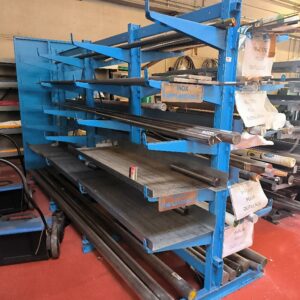 Rack de stockage en acier laqué bleu destiné au stockage de barres, tubes et profilés, avec plusieurs niveaux de rangement. Dim : 198 x 372 x 110 cm. (RDC)