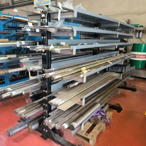 Rack de stockage en acier laqué noir et gris destiné au stockage de barres, tubes et profilés, avec plusieurs niveaux de rangement. Dim : 185 x 280 x 80 cm. (RDC)
