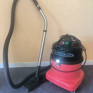 Aspirateur professionnel de marque NUMATIC, modèle NVQ 380B-22. (2ème étage - salle de stockage des périmés)