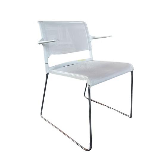 Fauteuil empilable de marque Wilkhann modèle Aline, assise en résille et dossier en plastique de couleur blanc, piètement en métal chromé. Dim : 78 x 54 x 50cm. (à nettoyer) 10 unités.