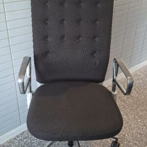 1 unité. Fauteuil de bureau sur roulettes design Antonio Citterio modèle ID édition Vitra recouvert de tissu gris, dossier capitonné, têtière en cuir, accoudoirs et piètement en aluminium. 127 x 59 x 65 cm.