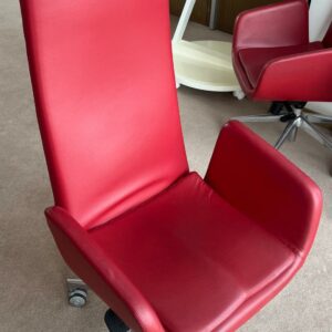 Fauteuil sur roulettes de marque Zanotta en cuir rouge, piètement chromé. Dim : 120 x 55 x 50 cm.