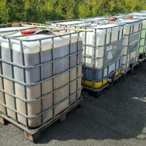 10 containers 1000 litres en plastique avec cage en acier, diverses marques dont Ecobulk. 115 x 109 x 120 cm