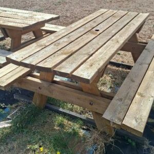 Table de pique-nique en bois avec bancs, et trou pour parasol. 74 x 198 x 75. 2 unités. Vendu à l'unité avec faculté de réunion.