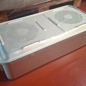 Lot de 60 containers de stérilisation ancillaires en aluminium, sur palette, diverses tailles dont 15 x 28 x 57 cm et 9 x 28 x 57 cm.