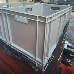 Environ 16 bacs grands en plastique gris de marque Allibert (30,5 x 40 x 60 cm) et 25 petits bacs (14 x 60  40 cm.). Rdc sur palettes + 2ème étage
