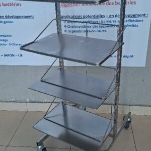 Présentoir sur roulettes en métal de marque Medi Caddie by PCM Habilclass à 4 niveaux. 150 x 55 x 80 cm