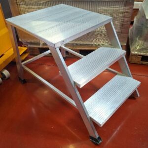 Marche pied en aluminium sur patins de marque Manutan. 67 x 60 x 110 cm