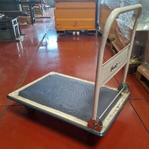 Chariot de manutention de marque Ekwo, capacité 300 kg, 2 roues directionnelles. 87 x 62 x 90 cm. 2 unités. Vendu à l'unité avec faculté de réunion.