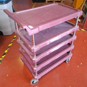 Chariot 5 plateaux en plastique de couleur bordeaux à 4 roulettes directionnelle de marque Metro. 89 x 44 x 75 cm