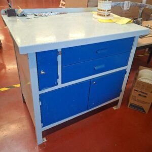 Placard d'atelier en acier laqué bleu et gris. 90 x 100 x 70 cm. 3 unités. Vendu à l'unité avec faculté de réunion.