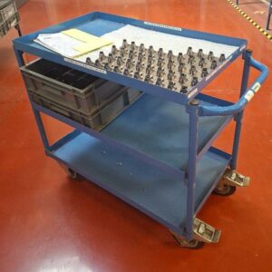 Chariot de manutention à 3 niveaux en acier laqué bleu de marque Fetra, 2 roues directionnelles à frein. Charge max 400 kg. 85 x 51 x 100 cm. 4 unités. Vendu à l'unité avec faculté de réunion. (atelier, mezzanine)