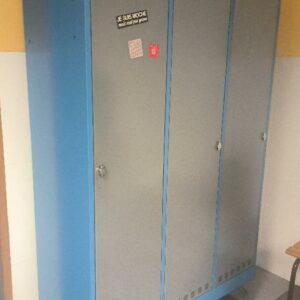 Vestiaire métallique 3 portes battantes de couleur bleue, porte de couleur grise avec système de fermeture à cadenas (légère usures). dim : 212 x 119 x 50 cm. 2 unités. Vendu à l'unité avec faculté de réunion.