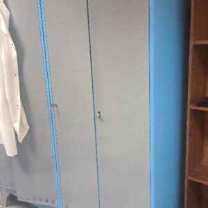 Armoire métallique à toit incliné de couleur bleue, portes battantes grises avec système de fermeture à serrure avec clés. Dim : 212 x 80 x 50 cm. 2 unités. Vendu à l'unité avec faculté de réunion.