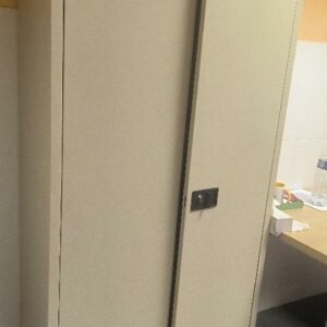 Armoire métallique de couleur beige avec système d'ouverture à serrure sans clé. Dim : 180 x 92 x 40 cm. (rdc vestiaire)