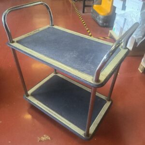 Chariot de manutention sur 4 roulettes dont 2 directionnelles. Dim : 88 x 50 x 75 cm. (RDC)
