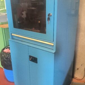 Armoire informatique métallique de couleur bleue avec deux portes battantes et vitres. Dim : 145 x 72 x 58 cm.