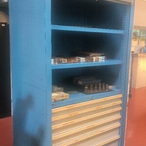 Armoire métallique avec tiroirs type Tiroclass de marque Fami de couleur bleue,  porte rideau fermeture avec serrure à clé central. Dim : 226 x 107 x 75 cm