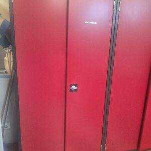 Armoire métallique de couleur anthracite, portes battantes de couleur rouge. Dim : 195 x 100 x 50 cm. 2 unités. Vendu à l'unité avec faculté de réunion