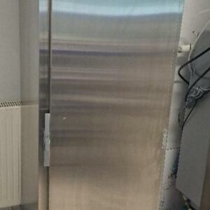 Armoire en inox à toit incliné avec penderie et espace de rangement. 200 x 60 x 50 cm
