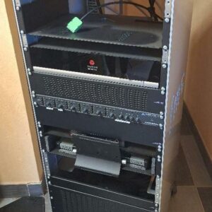 Baie comprenant un système de vidéoconférence de marque Polycom modèle Hdx 9000 series et un mixeur de routage de marque Amis modèle ZM4