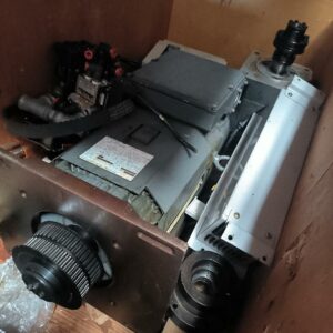 Ensemble de motorisation de broche pour machine-outil CNC de marque MITSUBISHI ELECTRIC, comprenant un moteur de broche AC type SJ-PF7.5-01 et éléments associés dans sa caisse de transport.