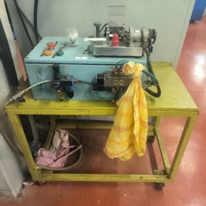 Obturateur pneumatique sur mesure, conçu spécifiquement pour la fabrication de petites pièces en plastique, avec dispositif de maintien et commandes pneumatiques. Peut être détourné de son utilisation d’origine.