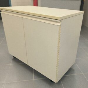 Placard de laboratoire sur roulettes en mélaminé blanc ouvrant à 2 portes battantes. Dim : 73 x 84 x 45 cm. 5 unités. Vendu à l'unité avec faculté de réunion (labo)