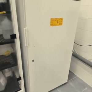 Réfrigérateur professionnel de laboratoire de marque LIEBHERR, modèle FKEX 5000 index 20F, avec cuve intérieure antidéflagrante. Capacité utile : 433 litres. Dim : 151 x 79 x 70 cm. (labo)