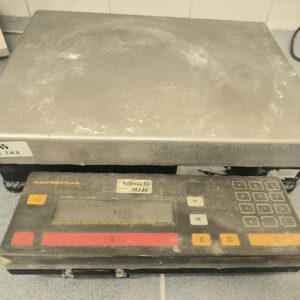 Balance industrielle à plateforme de marque SARTORIUS, modèle IS64, avec plateau de pesée en acier inoxydable et afficheur déporté. Capacité maximale : 64 kg. Dim : 11 x 42 x 31 cm. (labo)